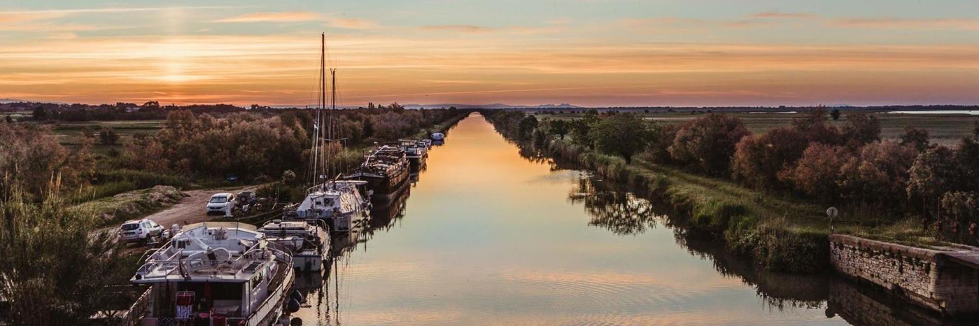 Bord Du Canal Du Rhone A Sete Sur "Cesar" Вовер Екстериор снимка