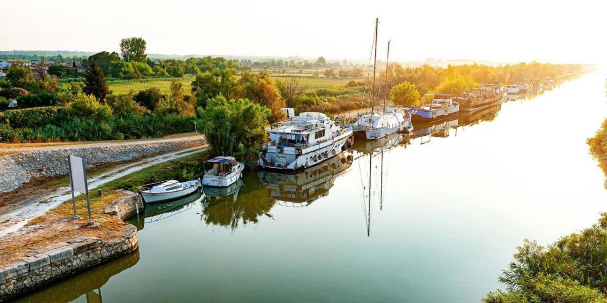 Bord Du Canal Du Rhone A Sete Sur "Cesar" Вовер Екстериор снимка