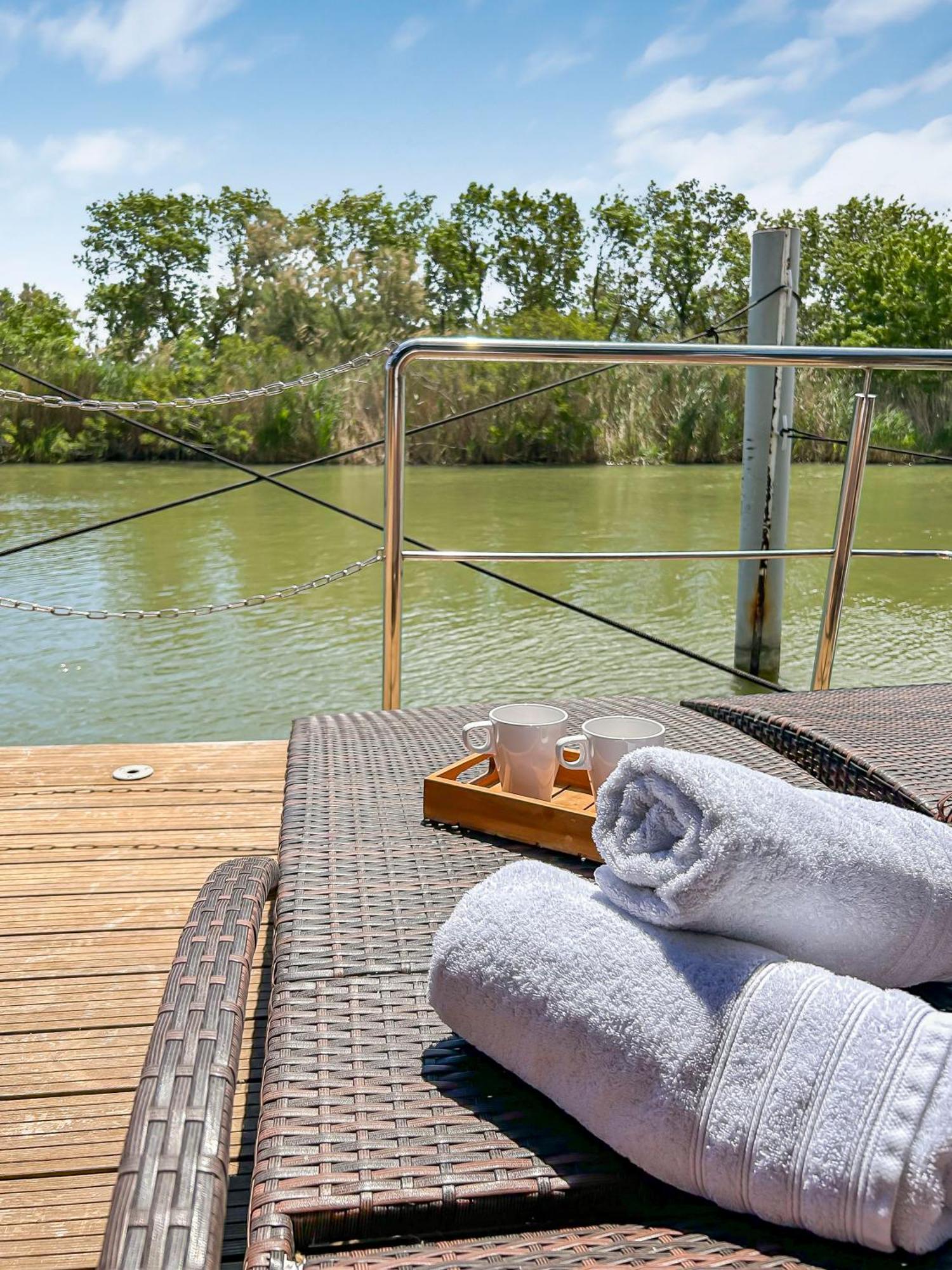 Bord Du Canal Du Rhone A Sete Sur "Cesar" Вовер Екстериор снимка