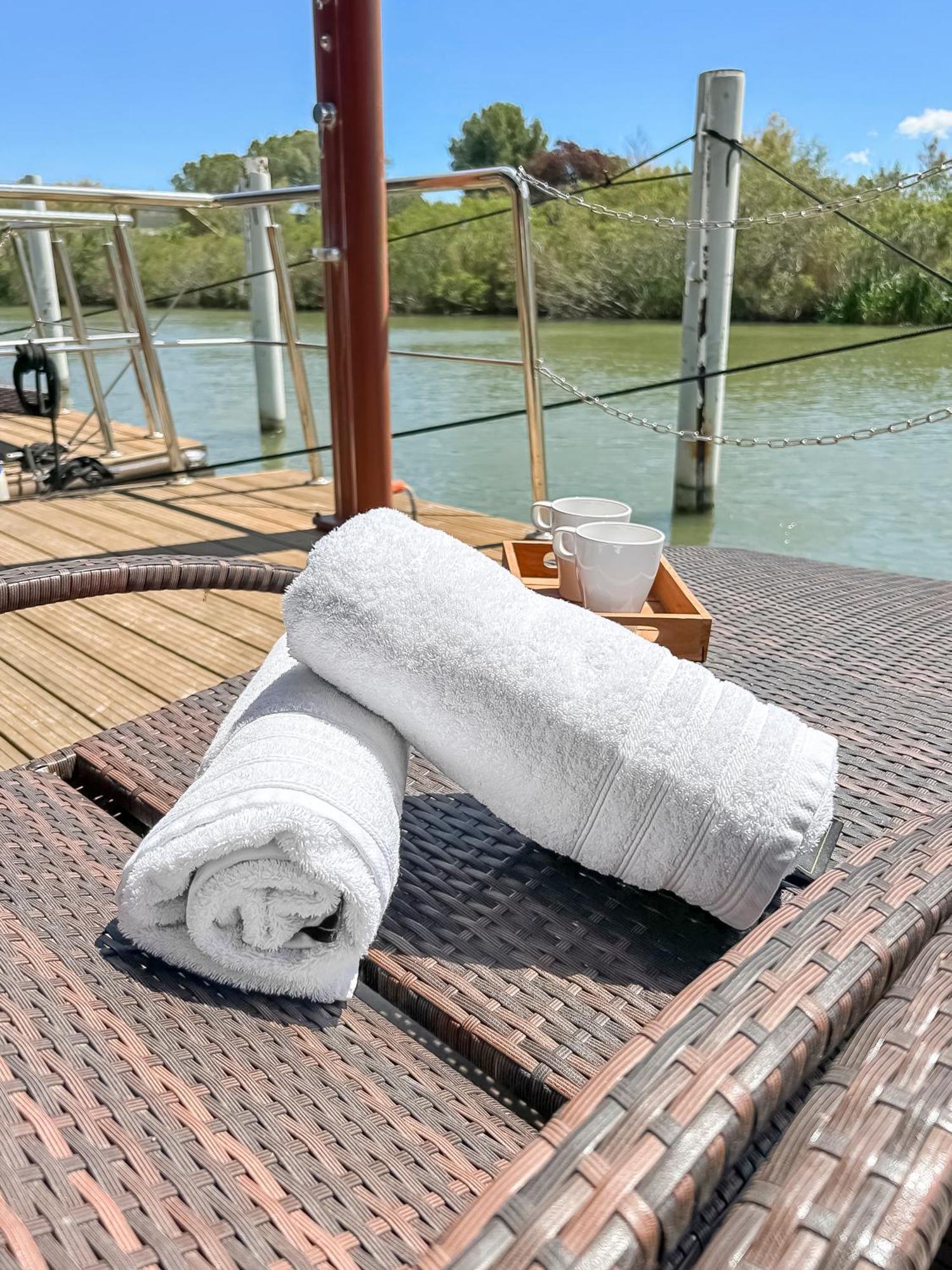 Bord Du Canal Du Rhone A Sete Sur "Cesar" Вовер Екстериор снимка