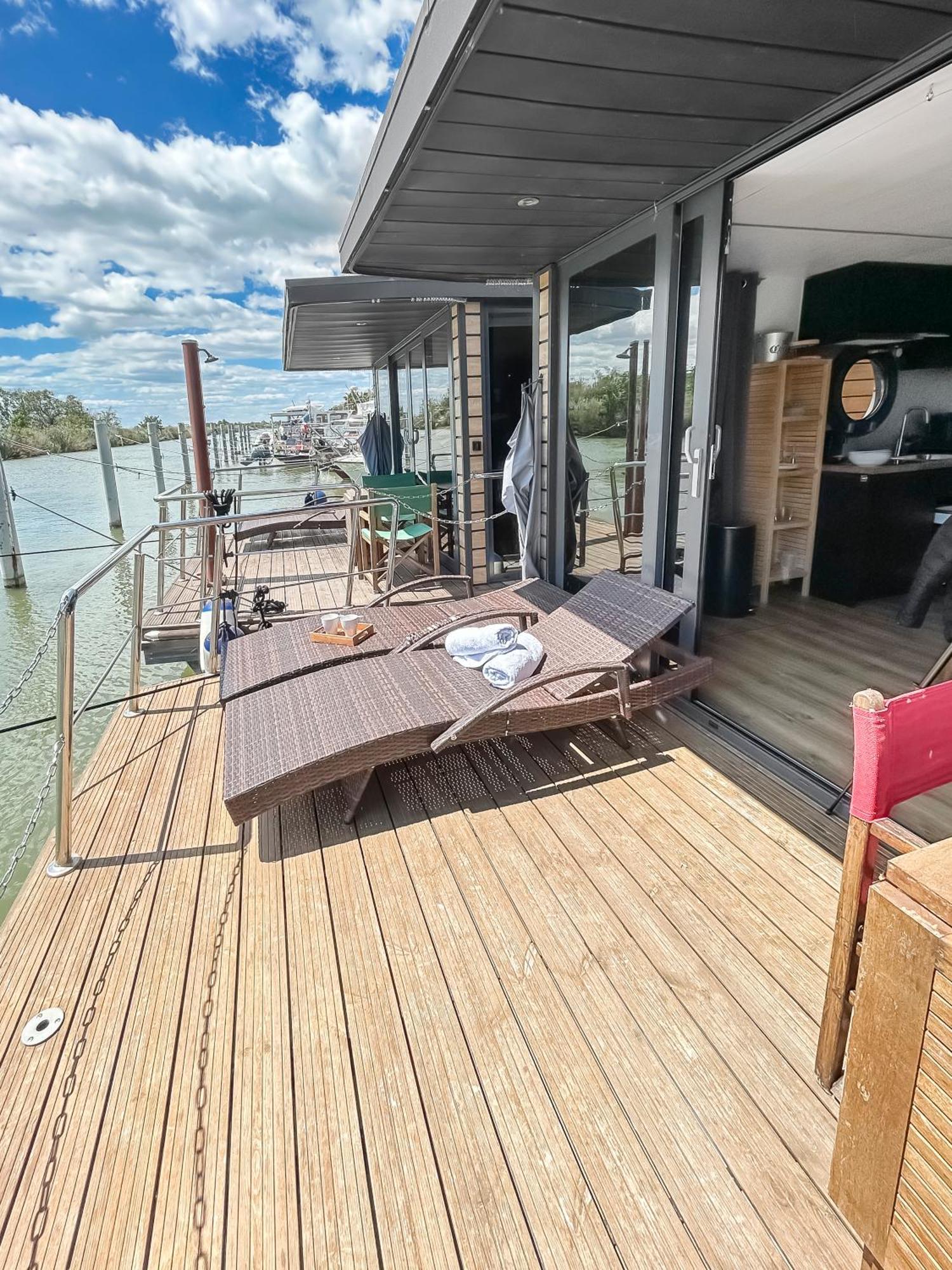Bord Du Canal Du Rhone A Sete Sur "Cesar" Вовер Екстериор снимка