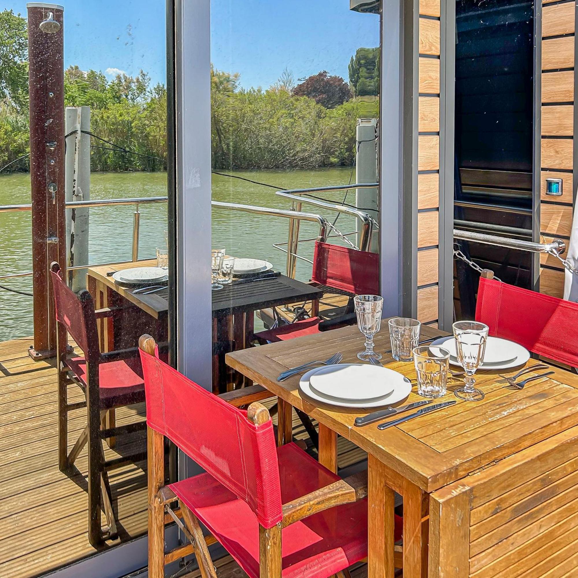 Bord Du Canal Du Rhone A Sete Sur "Cesar" Вовер Екстериор снимка